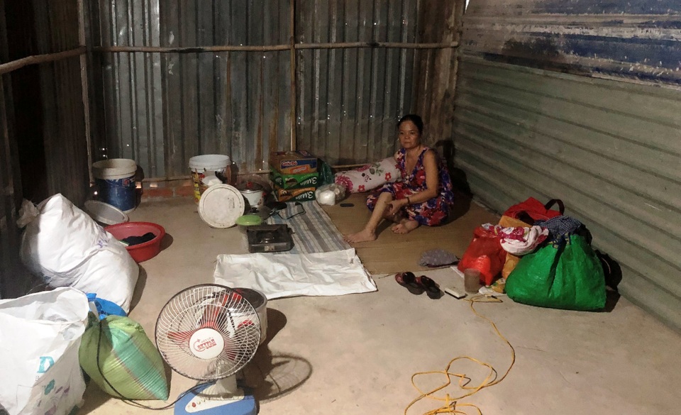 Vụ 50 lán trọ bị thiêu rụi: Nạn nhân khốn đốn dầm mưa tìm nơi tá túc - 6 Vụ 50 lán trọ bị thiêu rụi: Nạn nhân khốn đốn dầm mưa tìm nơi tá túc - 6