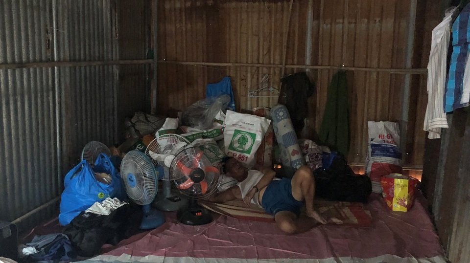 Vụ 50 lán trọ bị thiêu rụi: Nạn nhân khốn đốn dầm mưa tìm nơi tá túc - 4 Cảnh khốn khó của những người công nhân xây dựng bị thiệt hại sau vụ hỏa hoạn thiêu rụi cả khu lán trại.