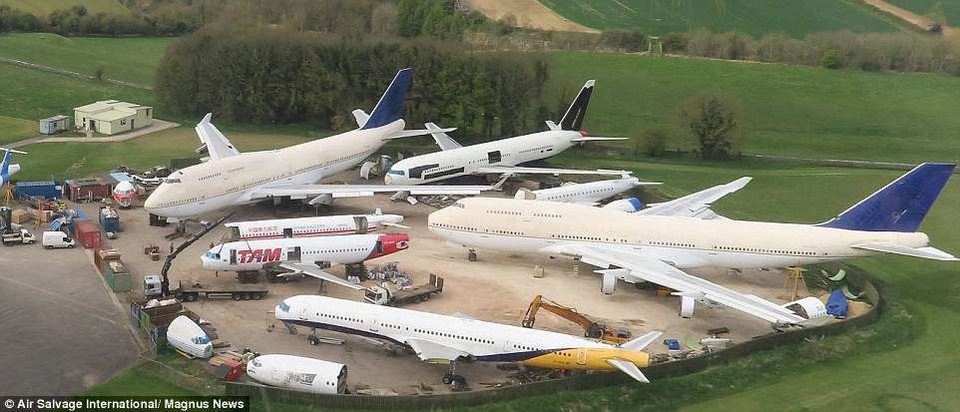 Bên trong "nghĩa địa" máy bay lớn nhất châu Âu - 1 Theo Dailymail, sân bay Kemble-Cotswold ở Gloucestershire được mệnh danh là “nghĩa địa” máy bay lớn nhất châu Âu. Đây là nơi công ty Air Salvage International (ASI) chuyên cung cấp dịch vụ tháo rời các bộ phận các máy bay cũ, không còn khả năng sử dụng hoặc quá lỗi thời.