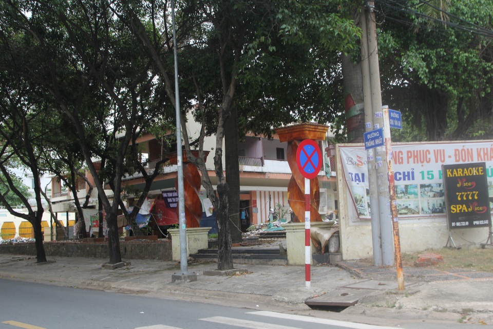 "Điểm danh" hàng chục lô đất công bị bỏ hoang, cho thuê trái phép - 3 "Điểm danh" hàng chục lô đất công bị bỏ hoang, cho thuê trái phép - 3