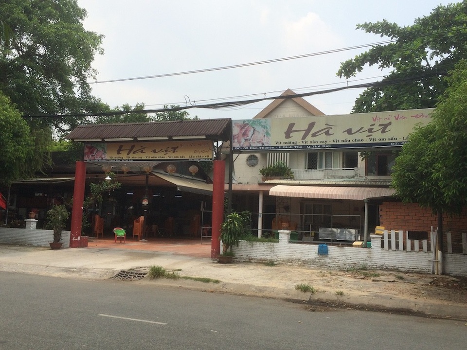 "Điểm danh" hàng chục lô đất công bị bỏ hoang, cho thuê trái phép - 6 Khu đất số 2 Hàn Thuyên được báo cáo là bỏ hoang nhưng thực tế có người ở và hoạt động kinh doanh quán ăn