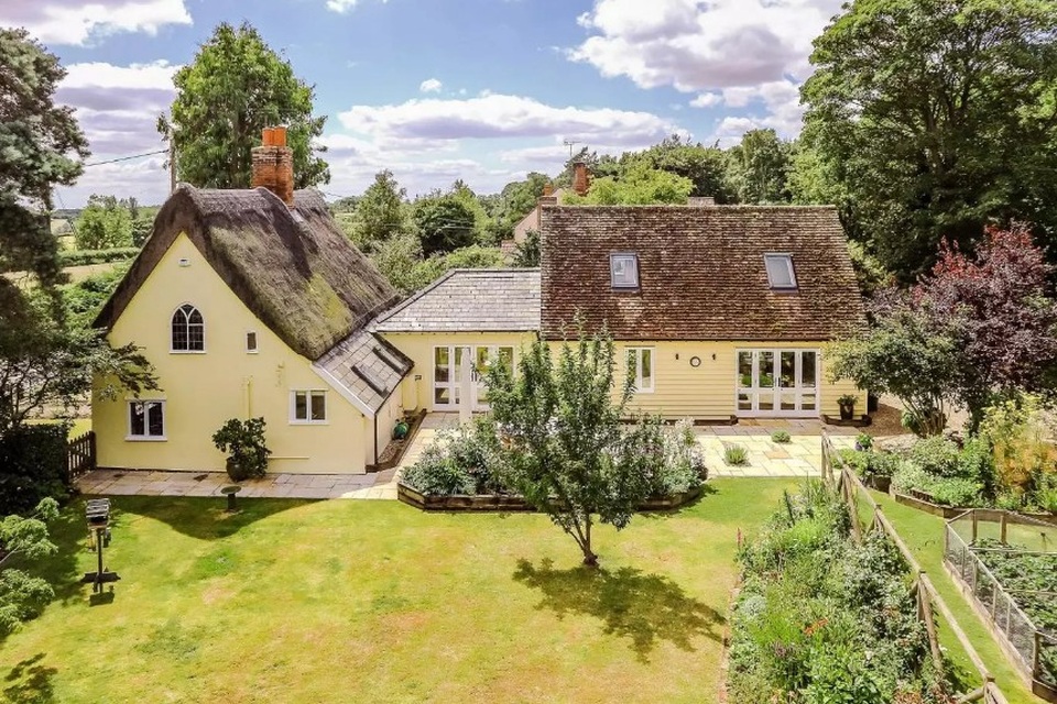 Ngôi nhà trong hình sở hữu màu vàng chanh dịu mắt, với kết cấu mái tựa như hình ảnh mà chúng ta thường thấy trong các câu chuyện cổ tích châu Âu. Được biết, công trình này sở hữu tổng cộng 4 phòng ngủ và có giá 750.000 bảng Anh.