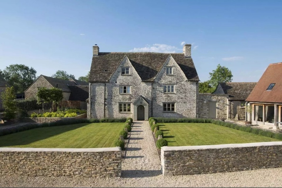 Ngôi nhà này được xây dựng từ thế kỷ 17, tọa lạc tại Ewen (Vương quốc Anh). Chất liệu đá làm chủ đạo, cùng cách bố trí tiểu cảnh sân vườn “theo khuôn mẫu” đã tạo nên sự uy nghi và sang trọng cho tòa dinh thự. Với tổng cộng 4 phòng ngủ và 1 ngôi nhà phụ dành cho khách, số tiền phải bỏ ra để sở hữu bất động sản này lên tới 1,5 triệu bảng Anh.
