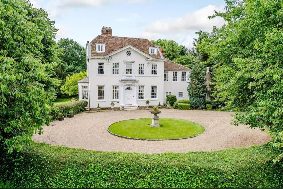 Dinh thự với vẻ đẹp thanh lịch và sang trọng, mang dáng dấp hết sức đặc trưng cho những ngôi nhà ở của quý tộc Anh quốc, dưới thời vua George trị vì. Được biết, công trình này sở hữu đến 4 phòng ngủ, 4 phòng tắm. Bên cạnh đó, trong khuôn viên của nó còn có chuồng ngựa, 3 garage và hồ nước. Chính vì vậy, mức giá 1,75 triệu bảng Anh, để sở hữu tất cả các tiện nghi trên cũng là khá hợp lý.