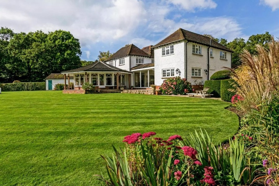 Đây có lẽ là chốn nghỉ dưỡng trong mơ của bất kỳ ai! Bên cạnh vẻ đẹp đầy quyến rũ của tòa nhà, không gian trong hình còn được tích hợp thêm cả bể bơi, đồng cỏ rộng mênh mông, chuồng ngựa và sân tennis. Đương nhiên, cái giá cho chốn “bồng lai” này cũng không hề dễ chịu chút nào! Cụ thể, để sở hữu nó, các đại gia phải bỏ ra số tiền lên đến 2,65 triệu bảng Anh.