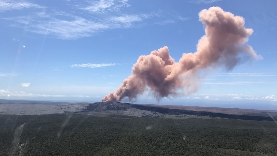 Núi lửa Hawaii sắp phun trào sau hàng trăm trận động đất, 10.000 người sơ tán - 1
Khói bốc lên từ miệng núi lửa ở Hawaii. (Ảnh: USGS)