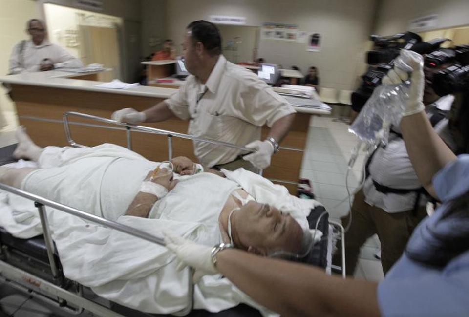 Phóng viên Antonio Mendoza Quintero được cấp cứu tại bệnh viện ở Honduras sau khi bị thương trong vụ nổ súng năm 2013.