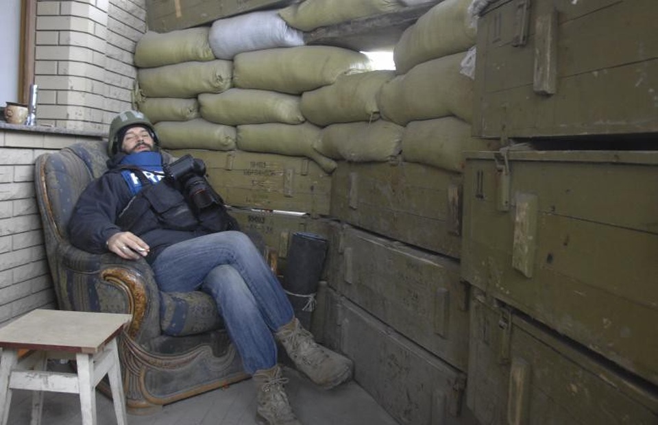 Phóng viên Serhiy Nikolayev ngồi trên ghế tại làng Pesky ở thành phố Donetsk, nơi phiến quân kiểm soát, ở Ukraine năm 2015. Phóng viên này sau đó đã thiệt mạng khi một vụ tấn công bằng đạn pháo xảy ra tại ngôi làng này.