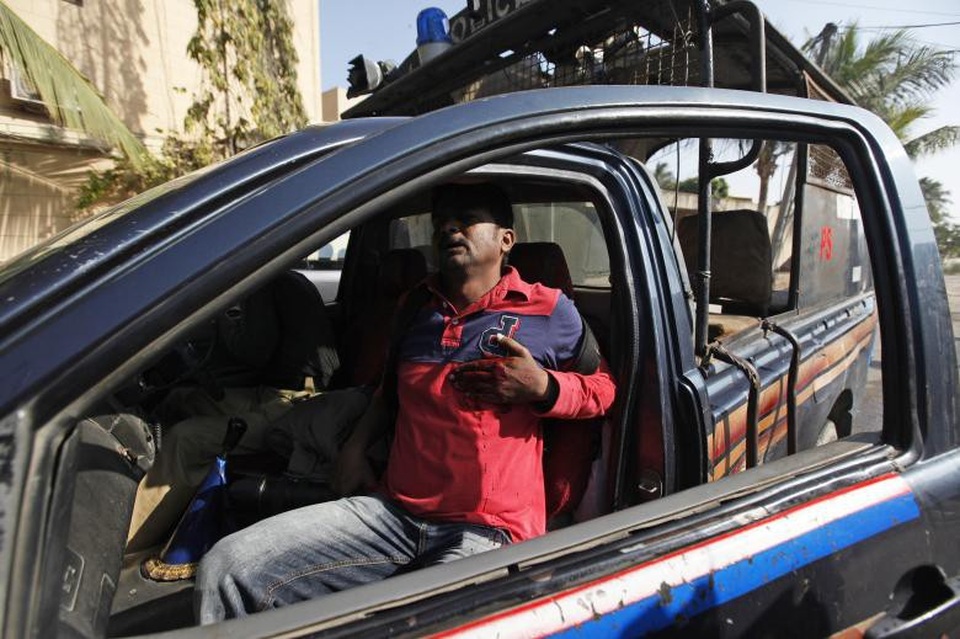 Asif Hassan, phóng viên ảnh của hãng thông tấn AFP, ngồi trong xe cảnh sát sau khi bị đạn găm trúng ngực trong cuộc biểu tình tại Karachi, Pakistan năm 2015.