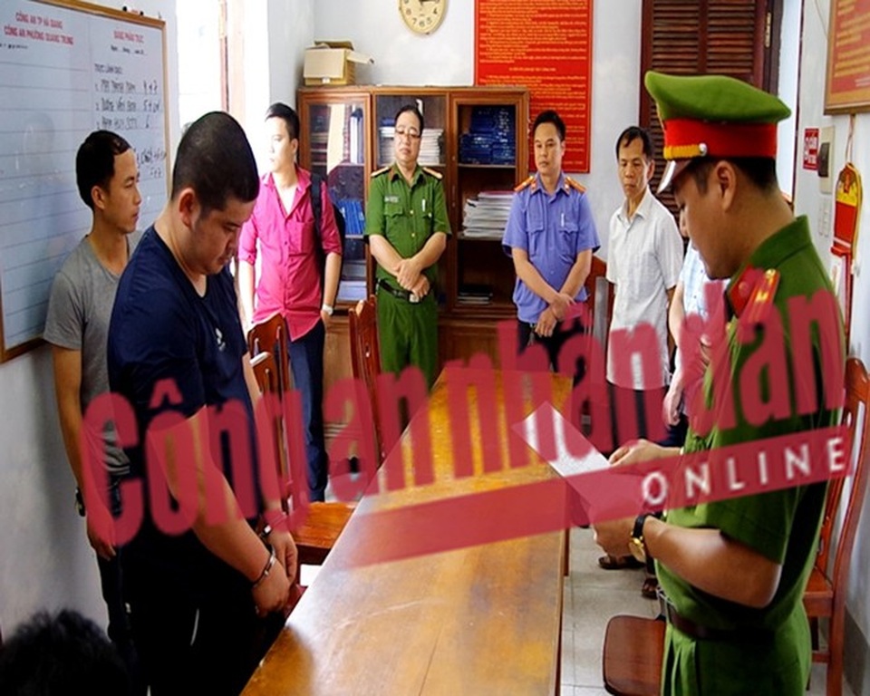 Khởi tố đối tượng mang quan tài đi đòi nợ - 1 Công an huyện Bắc Quang đọc lệnh bắt bị can Phạm Hồng Giang.