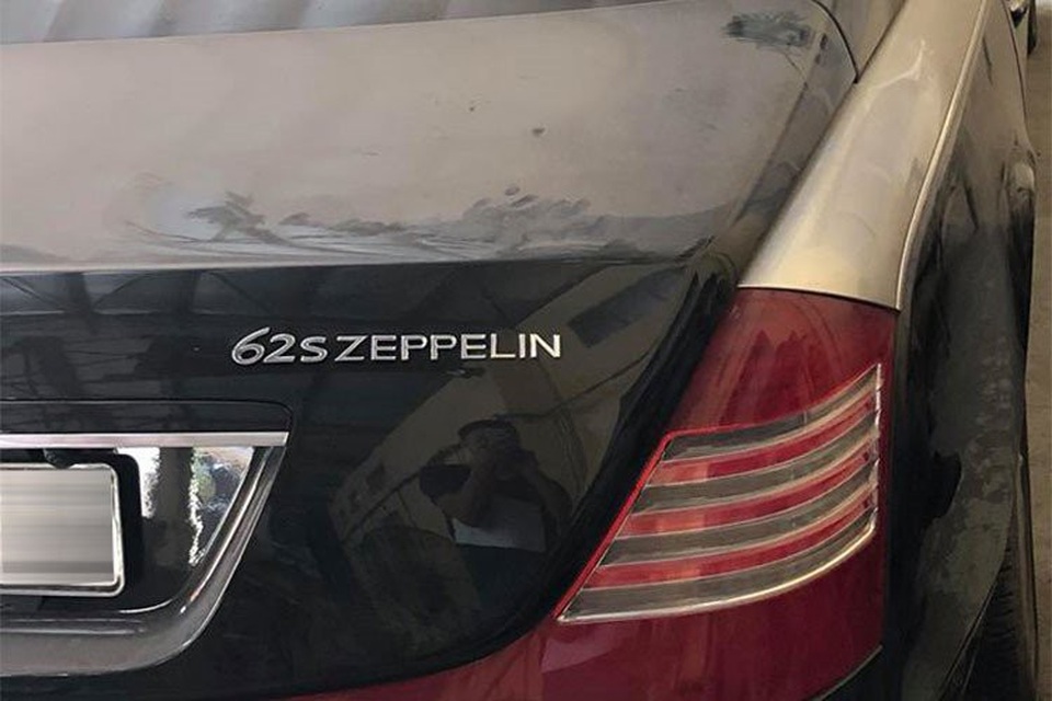 Đại gia bỏ quên siêu xe triệu USD vỉa hè, bãi hoang - 2
Dường như xe siêu sang Maybach này đã định cư tại hầm để xe khá lâu nên ngoại thất đóng bụi dày đặc. Đáng chú ý, chiếc Maybach có ngoại thất tương đồng với bản 62S Zeppelin vốn chỉ có 100 chiếc được sản xuất trên thế giới.