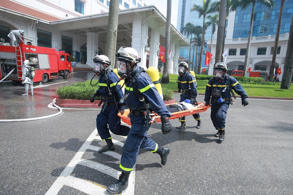 Khách sạn 5 sao tại Hà Nội tổ chức diễn tập phương án chữa cháy năm 2018 - 4 Công tác cứu hộ, cứu nạn diễn ra khẩn trương