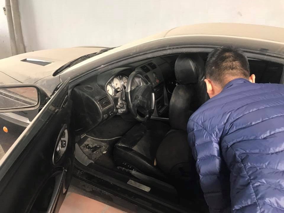 Đại gia bỏ quên siêu xe triệu USD vỉa hè, bãi hoang - 11
Ngoại thất xe bị đóng bụi dày đặc, bộ mâm HRE mạ chrome cũng không còn nổi bật như trước. Bên trong ca-bin, nội thất cũng có số phận tương tự khi một số chi tiết bị xuống cấp trầm trọng.