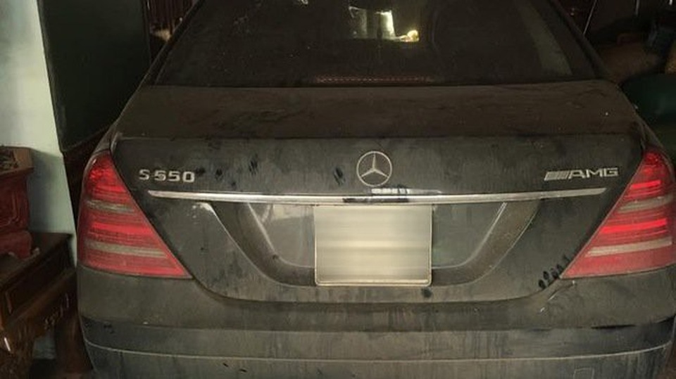 Đại gia bỏ quên siêu xe triệu USD vỉa hè, bãi hoang - 13
Năm 2017, những hình ảnh về chiếc Mercedes-Benz S550 AMG của một dân chơi tại Sơn La phủ bụi dầy đặc đỗ trong một nhà kho chứa đồ phế liệu khiến không ít người bất ngờ.