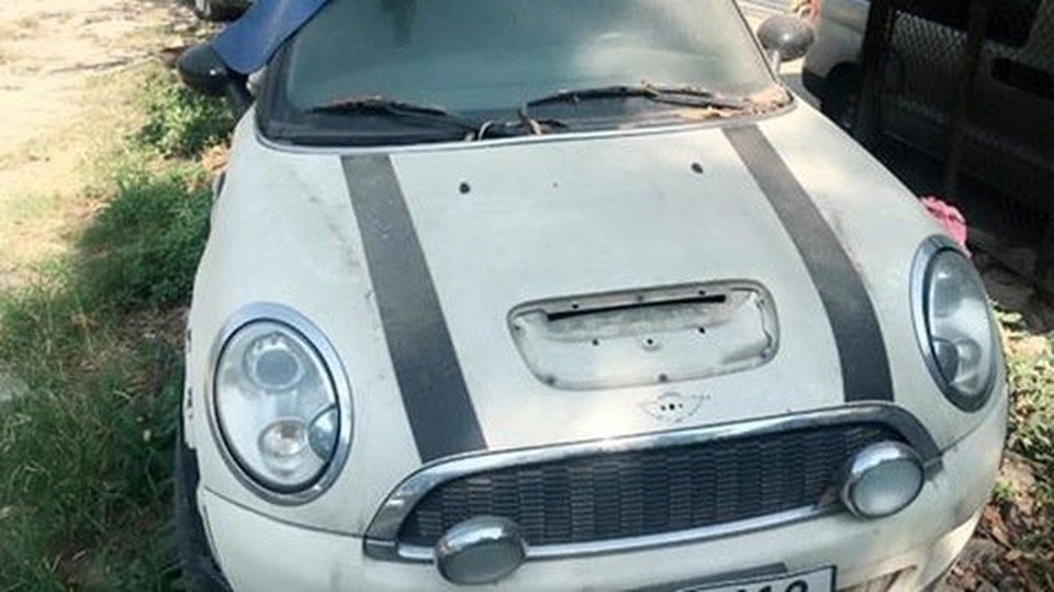 Đại gia bỏ quên siêu xe triệu USD vỉa hè, bãi hoang - 16
Chiếc Mini Cooper bị bắt gặp trong bãi đỗ xe tư nhân tại Hà thành với ngoại thất của xe đóng lớp bụi khá dày đặc, ngoài ra một số chi tiết như nẹp chắn bùn bánh xe, logo, cũng đã bị luộc sạch sẽ.