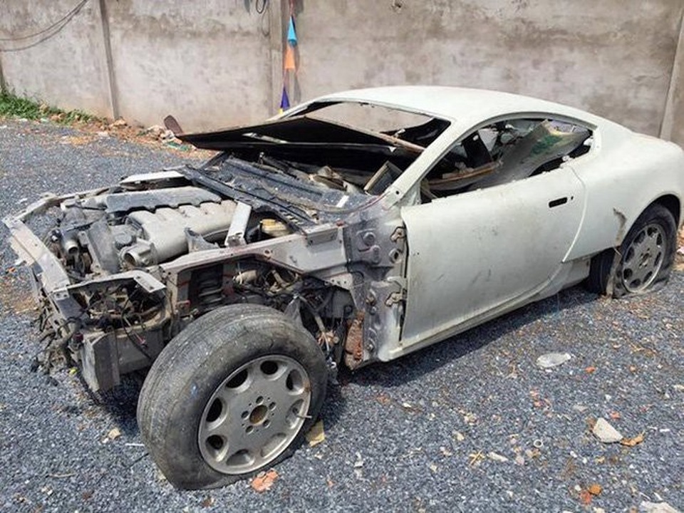 Đại gia bỏ quên siêu xe triệu USD vỉa hè, bãi hoang - 17
Hình ảnh bi thương về siêu xe Aston Martin DB9 cũng thu hút nhiều sự chú ý của cư dân mạng.