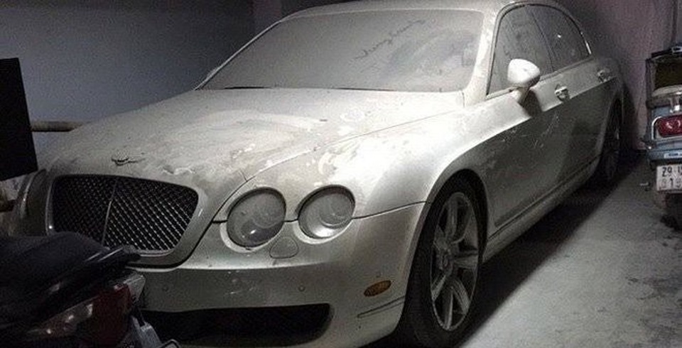 Đại gia bỏ quên siêu xe triệu USD vỉa hè, bãi hoang - 18
Năm 2016, hình ảnh chiếc Bentley Continental Flying Spur cư trú trong một hầm đỗ xe tại Hà Nội với lớp bụi dày đặc và xung quanh là dàn xe máy chen chúc nhau khiến nhiều người không khỏi ngao ngán. Nhiều nguồn tin cho hay, chiếc xe siêu sang đã nằm im tại đây hơn 2 năm.