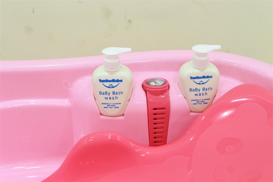 Tắm cho trẻ sơ sinh, những điều mẹ cần lưu ý - 2 Các mẹ có thể tham khảo mẫu chậu tắm kèm nhiệt kế của thương hiệu Royalcare đang có mặt trên thị trường.