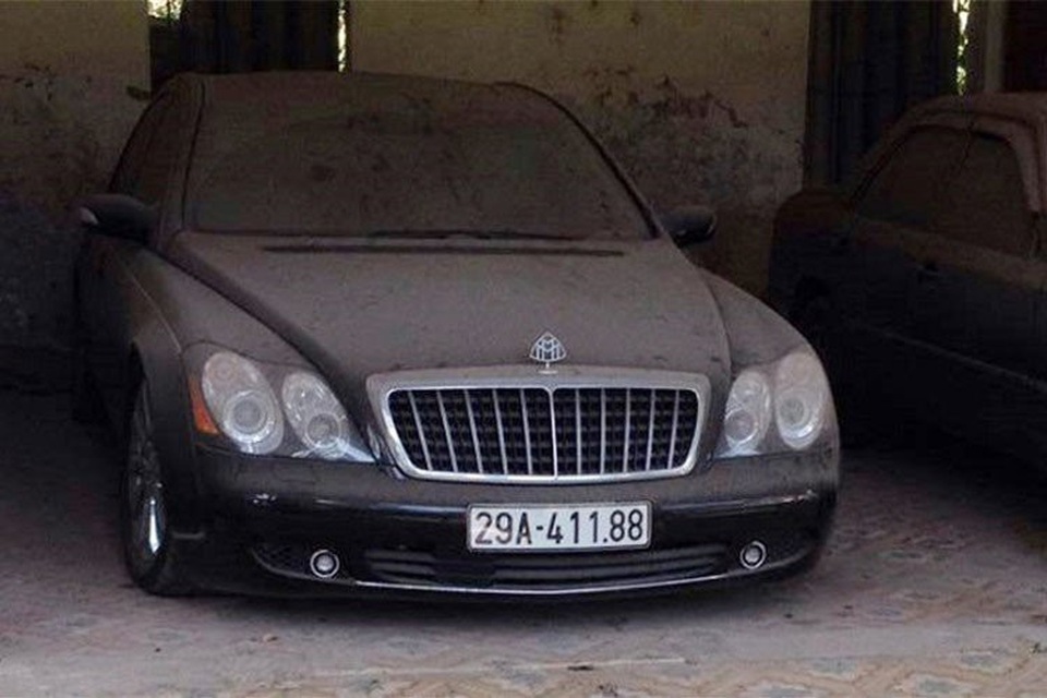 Đại gia bỏ quên siêu xe triệu USD vỉa hè, bãi hoang - 5
Tuy nhiên, đây không phải là lần đầu tiên một chiếc Maybach tại Việt Nam bị bỏ xó, đóng bụi dày đặc. Trước đó hình ảnh chiếc xe siêu sang Maybach 57S, “xế cưng” của trùm xã hội đen Minh Sâm, có giá hàng chục tỷ đồng, sau khi bị thu giữ cũng nằm kho.