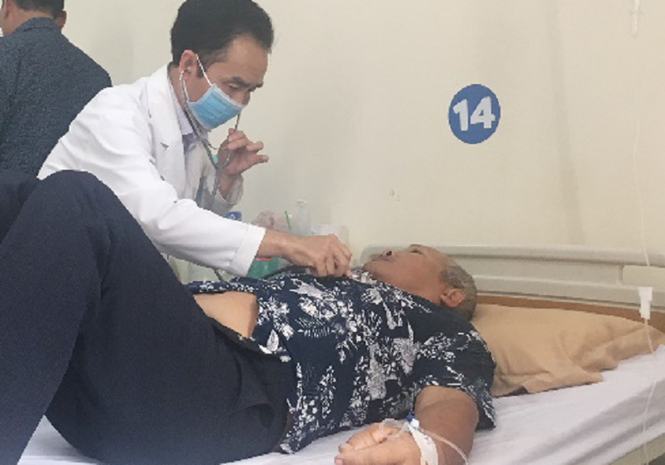 Phát cây, người đàn ông bị hơn 300 con ong đốt - 1 Ông T. nhập viện cấp cứu sau khi bị hơn 300 con ong mật đốt