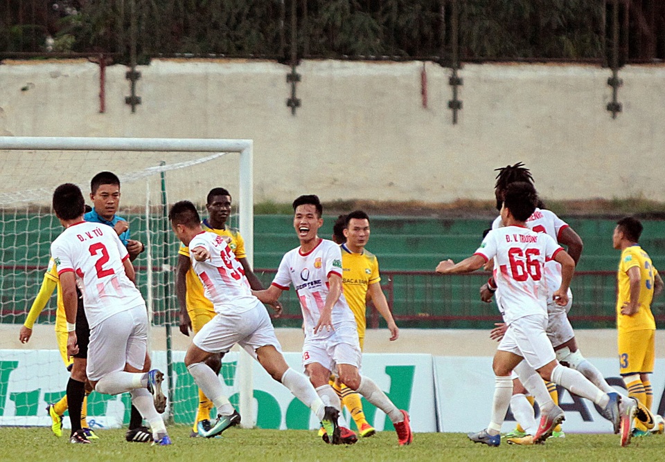 Hạ SL Nghệ An, Nam Định có chiến thắng đầu tiên ở V-League - 2
Niềm vui chiến thắng của Nam Định - Ảnh: Gia Hưng