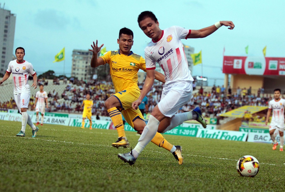 Hạ SL Nghệ An, Nam Định có chiến thắng đầu tiên ở V-League - 1
Nam Định (trắng) đã có trận đấu thành công trên sân Nghệ An - Ảnh: Gia Hưng