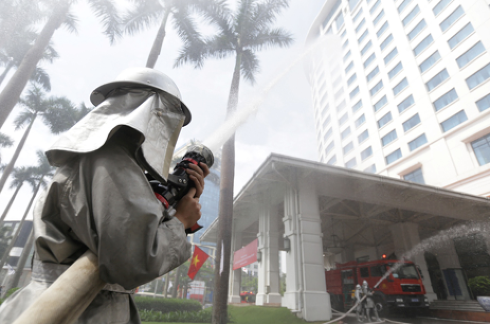 Khách sạn 5 sao tại Hà Nội tổ chức diễn tập phương án chữa cháy năm 2018 - 3 Chiến sĩ CS PCCC TP Hà Nội sử dụng vòi phun nước dập tắt đám cháy