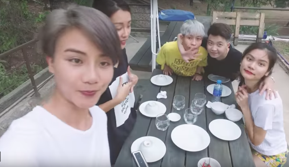 Quỳnh Chi và nhóm bạn đã tổ chức tiệc nướng BBQ ngoài trời vào buổi tối.