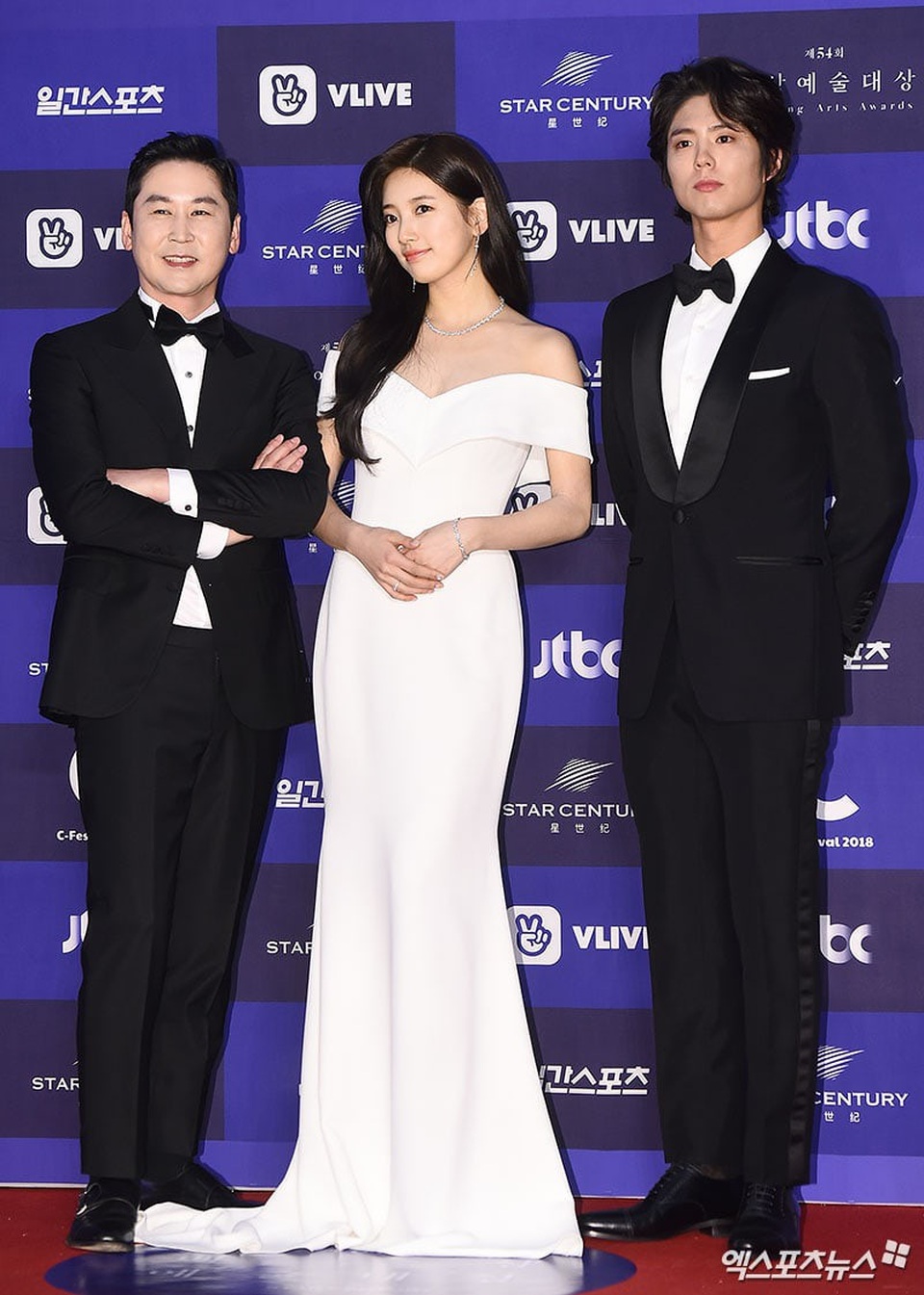 "Chị đẹp" Son Ye Jin quyến rũ bên "phi công trẻ" Jung Hae In - 14
Suzy (giữa) tạo dáng bên MC của đêm trao giải Shin Dong Yup (trái) và Park Bo Gum