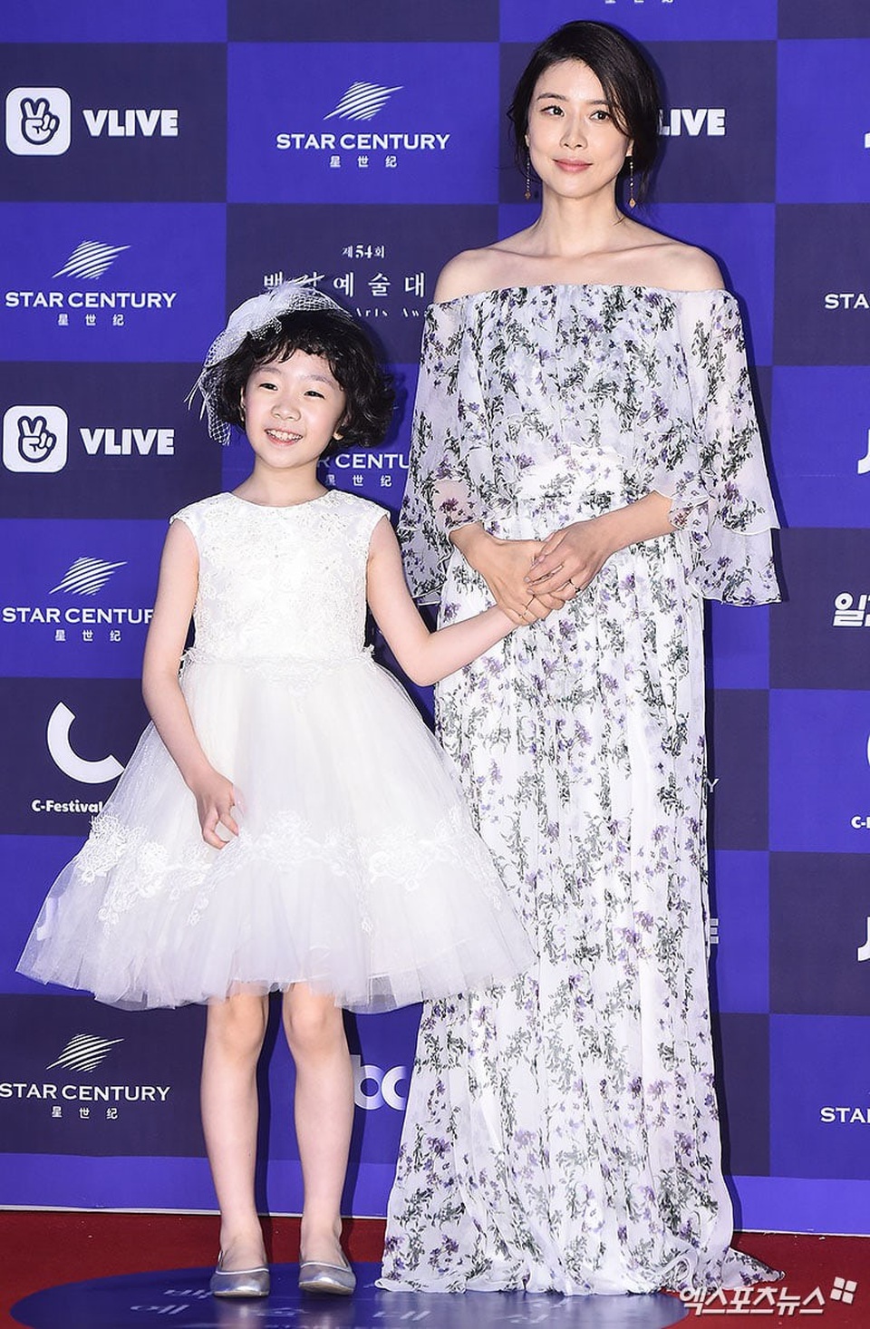 "Chị đẹp" Son Ye Jin quyến rũ bên "phi công trẻ" Jung Hae In - 22
Lee Bo Young (phải) và Heo Yool