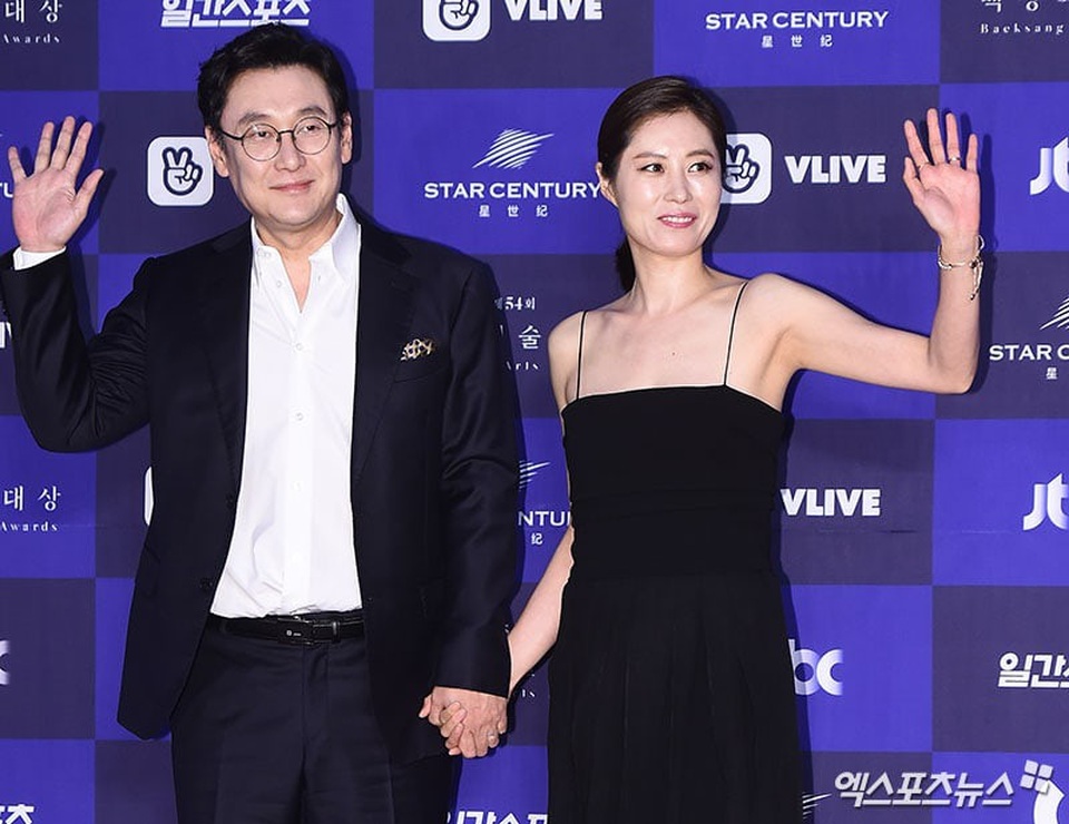 "Chị đẹp" Son Ye Jin quyến rũ bên "phi công trẻ" Jung Hae In - 24
Jang Joon Hwan (trái) và Moon So Ri
