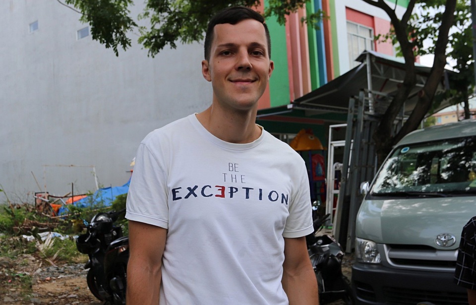 
Anh Valeria dùng tay phá vỡ cửa kính để mọi người cùng vào bên trong ngôi nhà cháy đưa hai cháu bé ra ngoài an toàn
