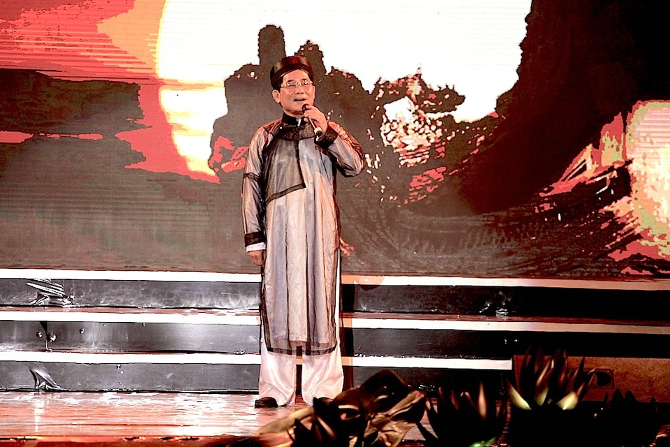 Ấn tượng chương trình nghệ thuật “Về Làng Sen” - 6 NSND Phạm Tiến Dũng thể hiện tiết mục “Một Lòng đợi bạn” - Dân ca Nghệ Tĩnh.