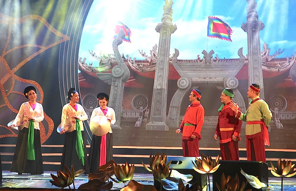 Ấn tượng chương trình nghệ thuật “Về Làng Sen” - 3 Liên khúc: Hát Ống - Đố hoa (Dân ca Phú Thọ), biểu diễn Tốp ca nam nữ và dàn nhạc Dân tộc Nhà hát Đài Tiếng nói Việt Nam.