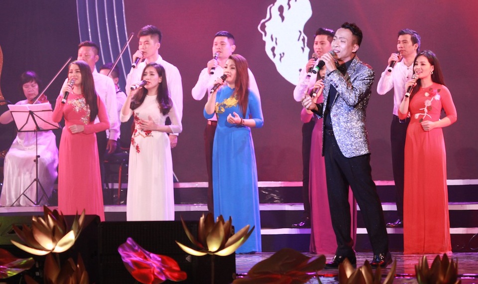Ấn tượng chương trình nghệ thuật “Về Làng Sen” - 11 NSƯT Việt Hoàn hòa giọng cùng hợp ca nam nữ trong bài hát “Hồ Chí Minh đẹp nhất tên Người”, sáng tác Trần Kiết Tường. Chỉ huy dàn nhạc: NSƯT Doãn Nguyên.