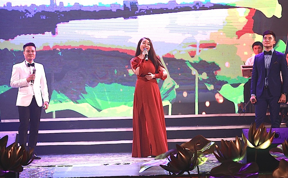 Ấn tượng chương trình nghệ thuật “Về Làng Sen” - 8 Tam ca Đinh Trang - Hoàng Tùng - Tiến Mạnh trở về với “Quà tháng 5 dâng Người”.