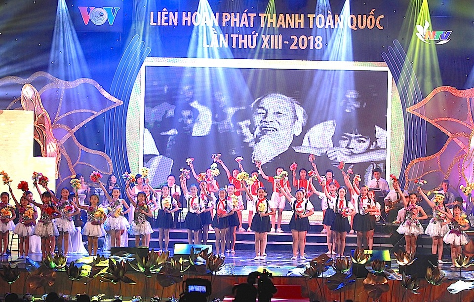 Ấn tượng chương trình nghệ thuật “Về Làng Sen” - 12 Các em thiếu nhi Nhà văn hóa Việt Đức, TP Vinh biểu diễn.