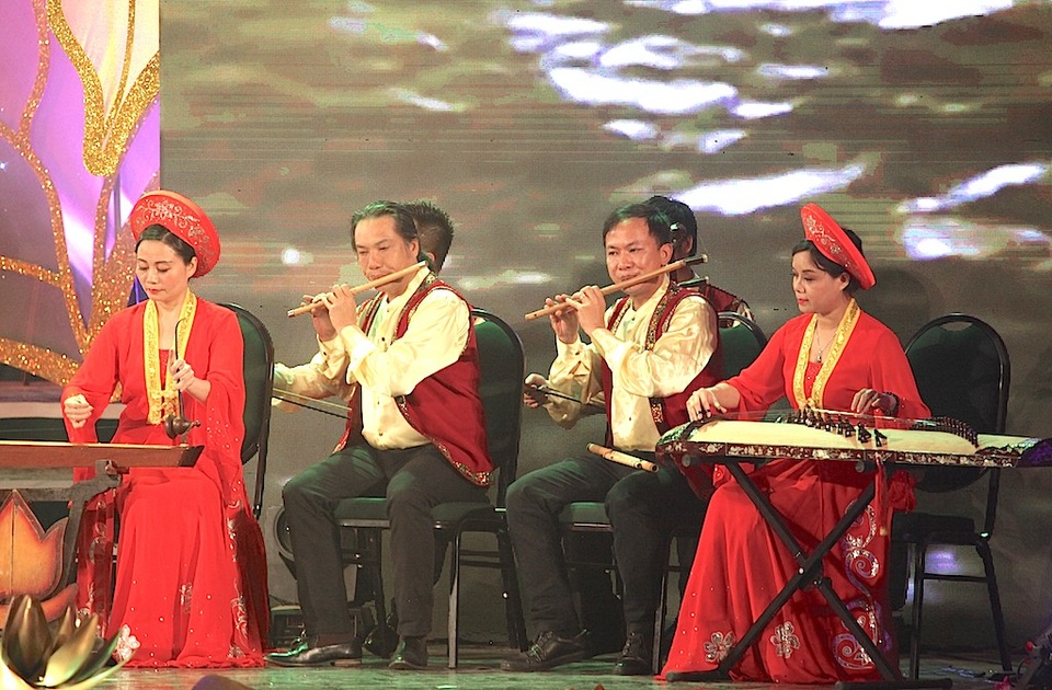 Ấn tượng chương trình nghệ thuật “Về Làng Sen” - 1 Dàn nhạc dân tộc Nhà hát Đài TNVN biểu diễn.