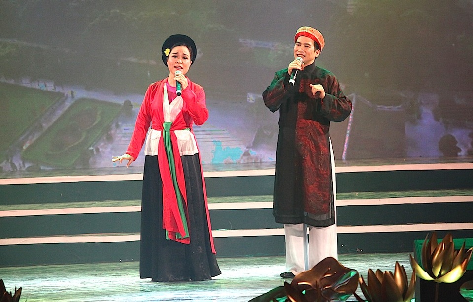 Ấn tượng chương trình nghệ thuật “Về Làng Sen” - 4 Hát chèo “Quê hương nhớ mãi ơn Người”, soạn giả: Trương Quốc Khánh do NSƯT Minh Phương - Đăng Kiên và Dàn nhạc dân tộc Nhà hát Đài TNVN biểu diễn.