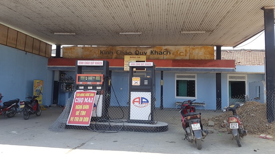 Xử phạt cây xăng có chất lượng xăng E5-RON 92 không phù hợp quy chuẩn - 1 Cửa hàng xăng dầu Chợ Mai thuộc Công ty TNHH MTV xăng dầu số 3 Thanh Hương đã bị xử phạt gần 15 triệu đồng vì mẫu xăng E5-RON 92 có 2 trị số octan và hàm lượng etanol không phù hợp quy chuẩn kỹ thuật quốc gia