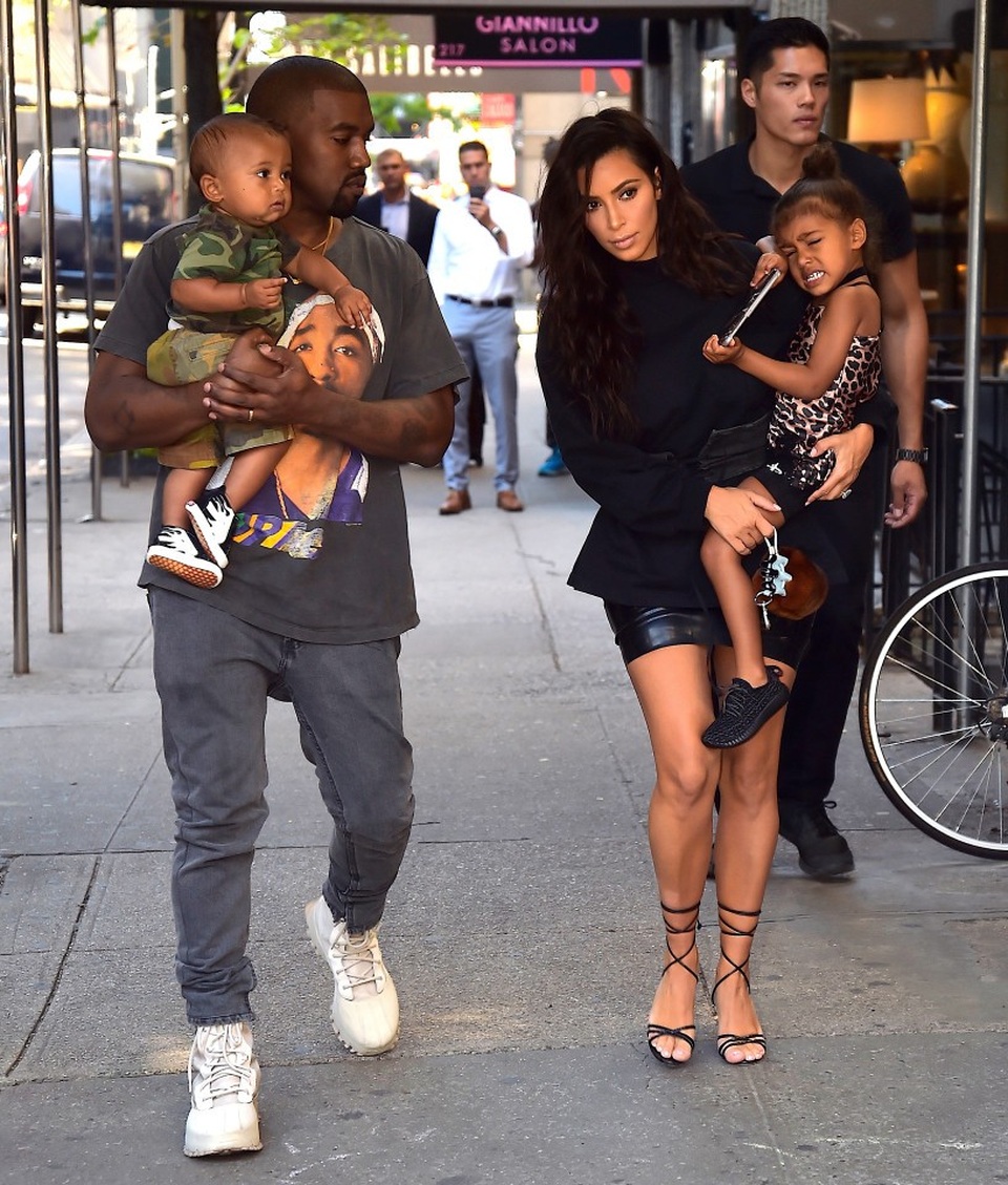 Kim Kardashian lo lắng cho chồng rất nhiều - 4
Kim Kardashian luôn ở bên chồng trong những giai đoạn khó khăn. Cô là người vợ chung thủy, luôn bảo vệ, chăm lo cho chồng và đứng về phía anh dù trong bất kỳ hoàn cảnh nào