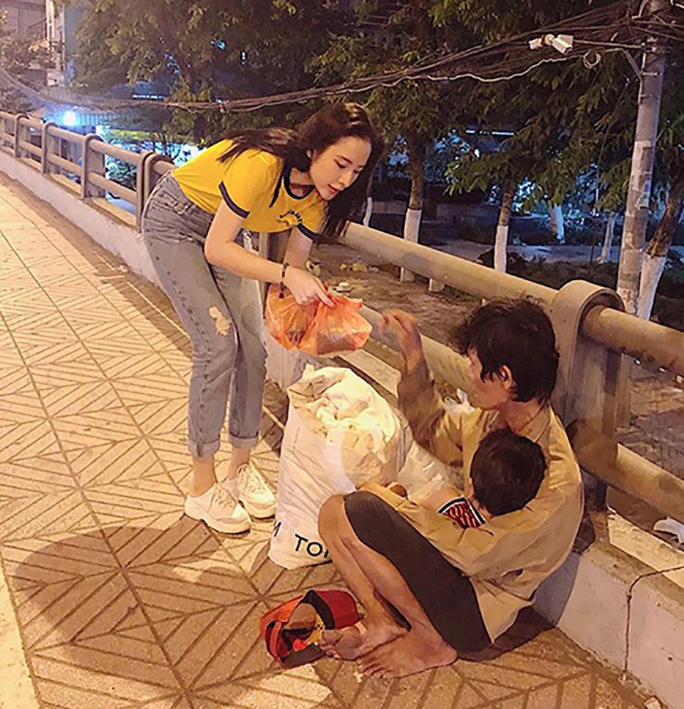 Kỳ Duyên táo bạo với ảnh nude; Đặng Thu Thảo lần đầu xuất hiện sau khi sinh - 4 Angela Phương Trinh chia sẻ hình ảnh trong ngày nghỉ lễ, cô cùng bạn bè đi tặng suất ăn đêm cho người vô gia cư.