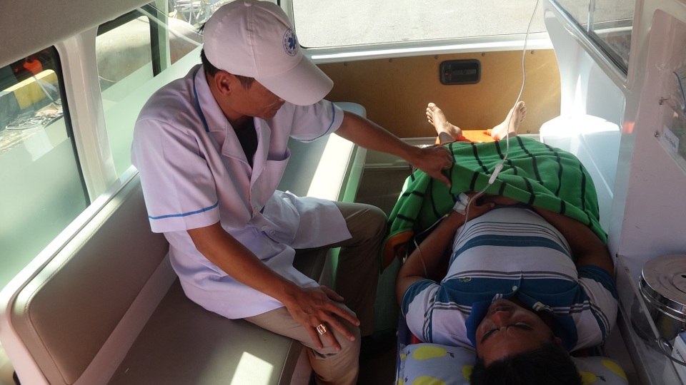 Cấp cứu thuyền viên trở bệnh nguy kịch giữa vùng biển Hoàng Sa - 1 Thuyền viên trở bệnh nguy kịch trên tàu cá đang ở vùng biển Hoàng Sa đã được cấp cứu ngay trên biển và được đưa vào bờ an toàn lúc 8h30 sáng nay (5/5) để tiếp tục điều trị
