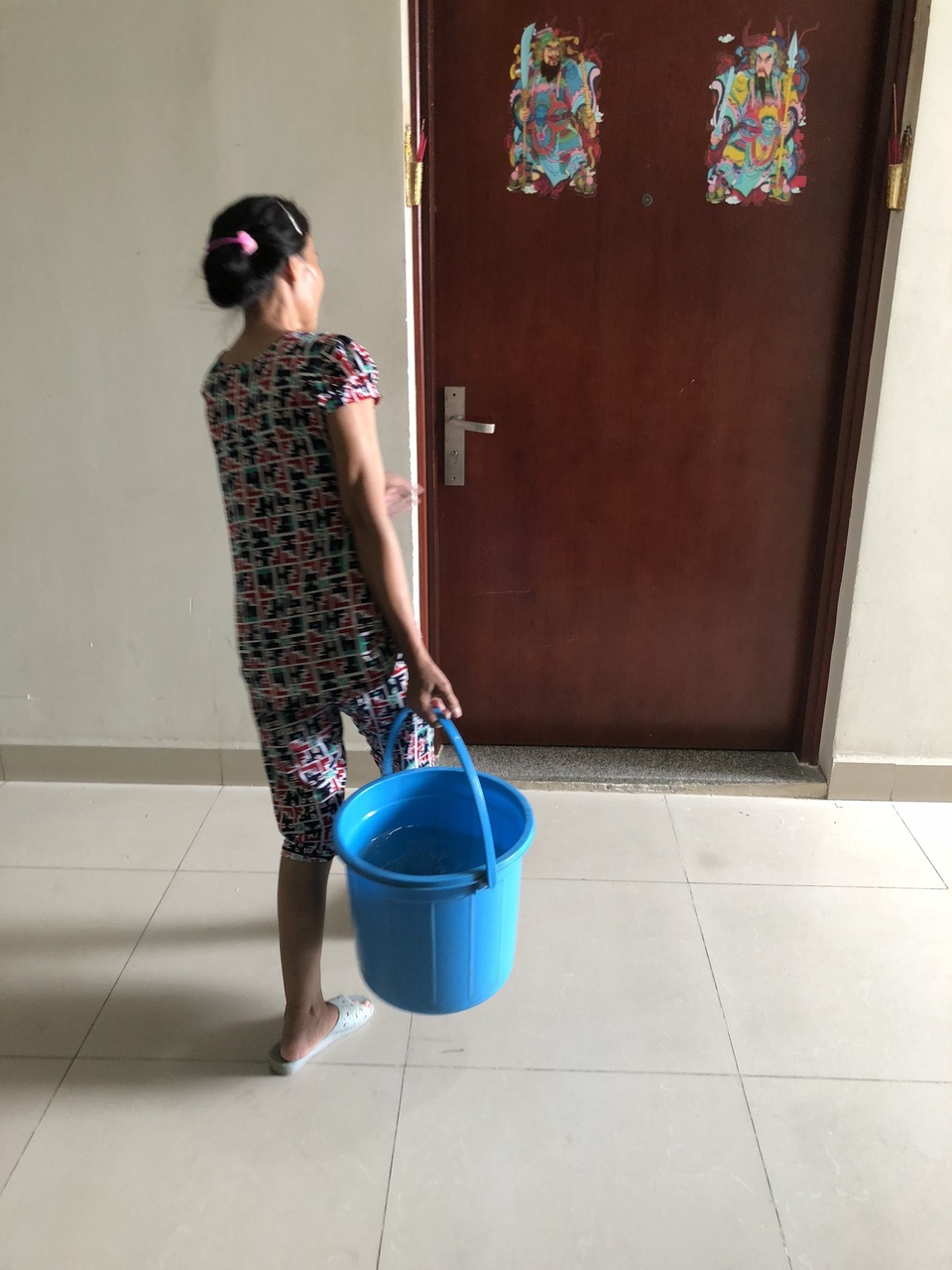 Hàng nghìn cư dân Carina khát khao trở về nhà sau vụ cháy kinh hoàng - 3
Cư dân Carina xuống tầng trệt xách nước lên lầu để sử dụng