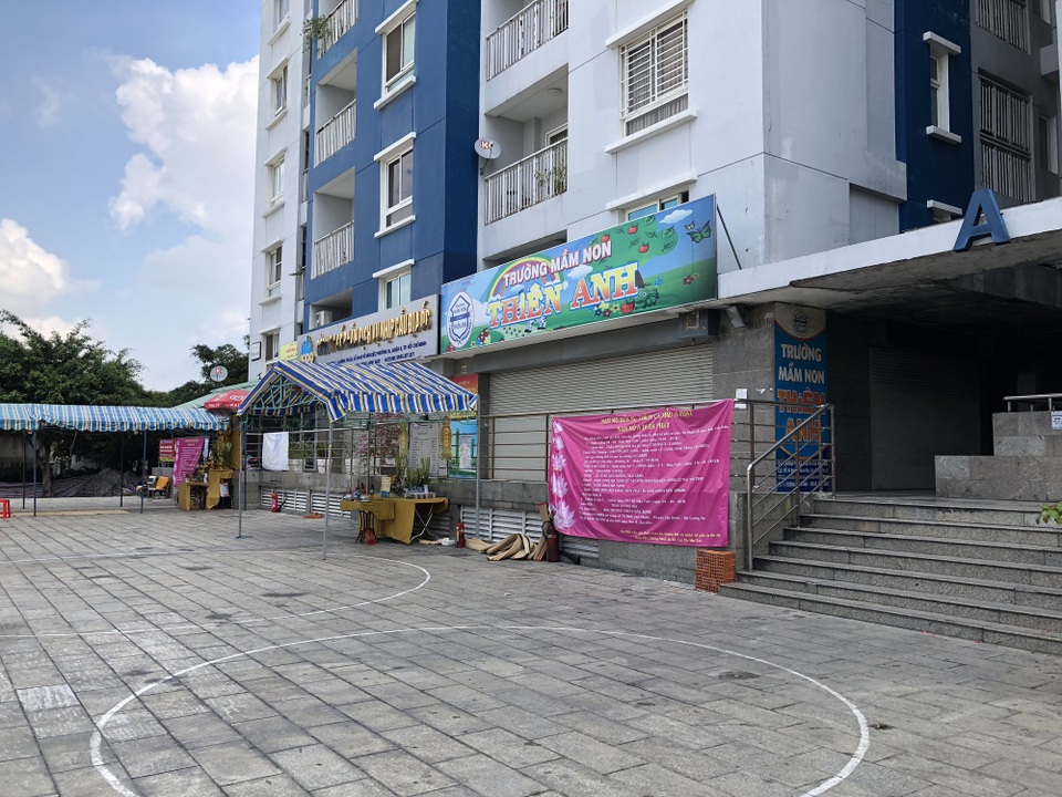 Hàng nghìn cư dân Carina khát khao trở về nhà sau vụ cháy kinh hoàng - 5
Khung cảnh vắng tanh, buồn tẻ bao trùm chung cư sau vụ cháy.