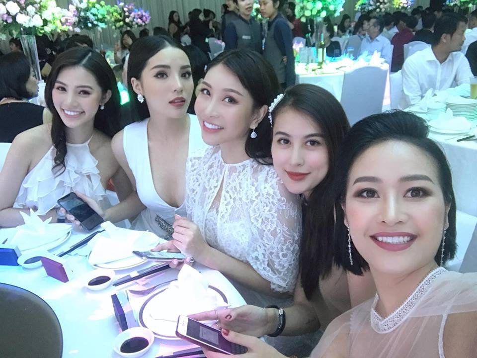 Cường Đô la và bạn gái cùng hội bạn “nhà giàu” dự đám cưới Diệp Lâm Anh - 6 Cô em thân thiết của Diệp Lâm Anh là Hoa hậu Kỳ Duyên (thứ 2 từ trái sang) đến dự tiệc cưới từ sớm. Mỹ nhân sinh năm 1996 diện trang phục cắt xẻ táo bạo tôn vòng một vô cùng gợi cảm. Trong khi đó, nàng Hoa hậu “Hội con nhà giàu” Jolie Nguyễn khá bánh bèo với váy xếp tầng còn Hà Lade thì giản dị bất ngờ.