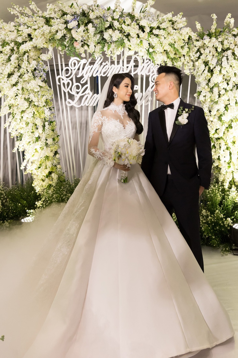 Cường Đô la và bạn gái cùng hội bạn “nhà giàu” dự đám cưới Diệp Lâm Anh - 1 Sau lễ rước dâu với dàn xe sang hơn chục tỷ diễn ra vào buổi sáng, tiệc cưới của Diệp Lâm Anh và thiếu gia Nghiêm Đức đã diễn ra vào tối nay tại một khách sạn 5 sao lớn nhất nhì TPHCM. Diệp Lâm Anh xinh đẹp rạng ngời trong bộ váy cưới được thiết kế riêng và chuẩn bị vài tháng từ trước hôn lễ. Thiết kế váy cưới giúp cô tôn vòng 1 gợi cảm và có phần tùng xoè khá rộng, chiết eo trên cao.