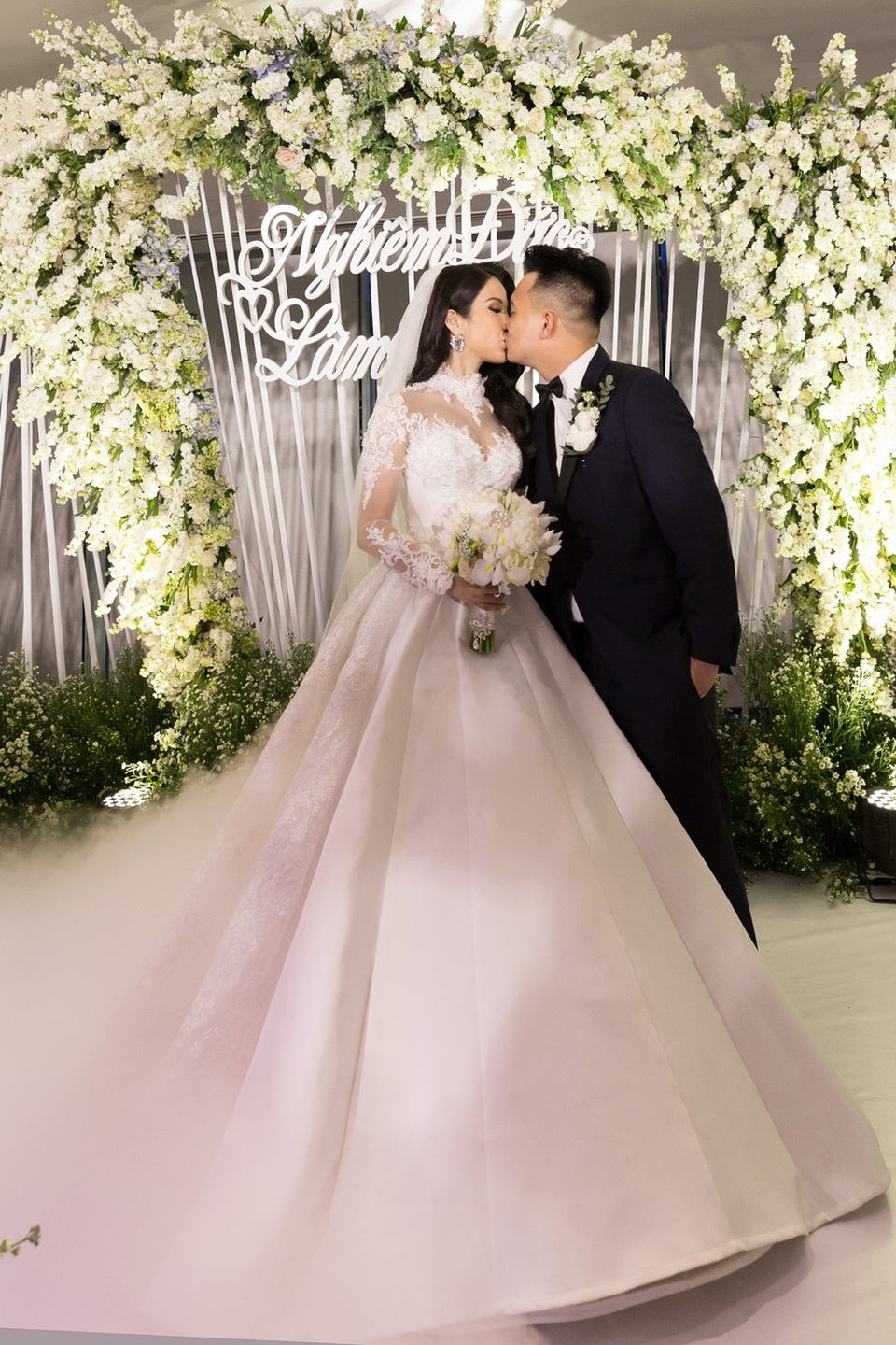 Cường Đô la và bạn gái cùng hội bạn “nhà giàu” dự đám cưới Diệp Lâm Anh - 2 Cả hai liên tục dành cho nhau những nụ hôn đắm đuối. Trong bộ áo dài lễ vu quy diễn ra vào buổi sáng, tin đồn Diệp Lâm Anh đã mang bầu thêm một lần nữa được cư dân mạng nhắc lại. Trước đó, khi PV Dân trí đặt câu hỏi, phía ekip Diệp Lâm Anh không khẳng định cũng không phủ nhận việc cô mang bầu.