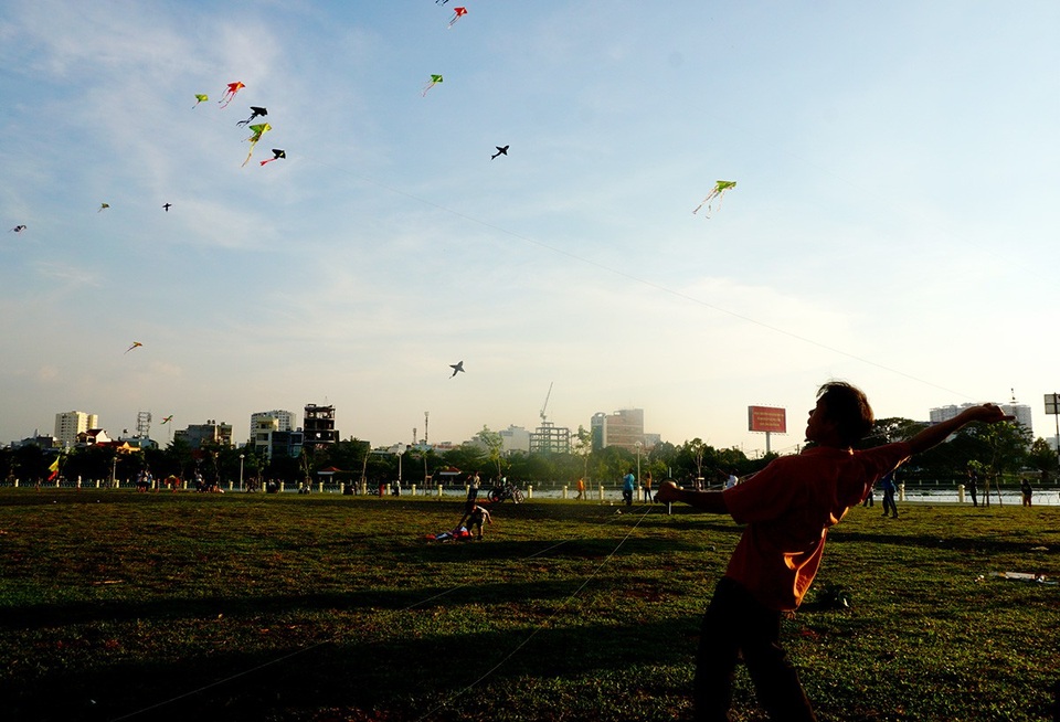 Trở về tuổi thơ với những cánh diều giữa Sài Gòn - 9 Hàng trăm cánh diều bay lượn trên bầu trời.