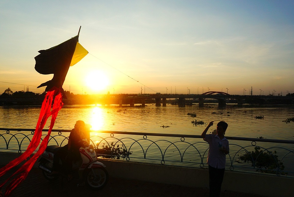 Trở về tuổi thơ với những cánh diều giữa Sài Gòn - 5 Trời về chiều, những cánh diều bay vút lên cao hoà quyện với ánh nắng vàng cuối ngày.